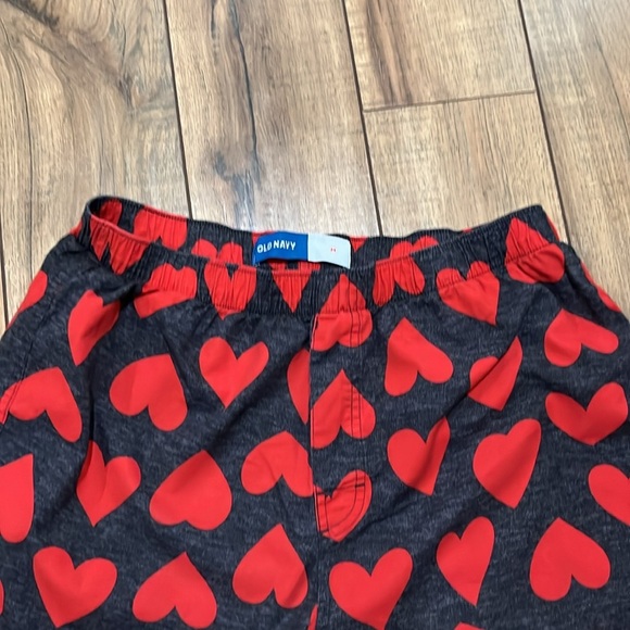 Old Navy Mens Red Heart Patterned Shorts Dark Black Sz Medium Comfy Cozy Relaxed - Picture 6 of 8